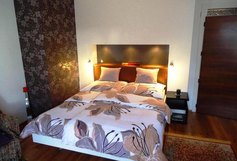 Superior Rum, Buda Panzió