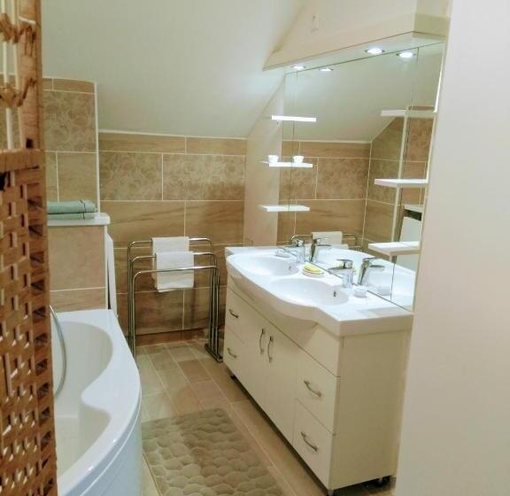 Deluxe Rum, Buda Panzió