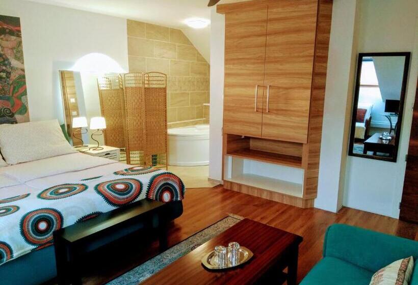 Deluxe Rum, Buda Panzió