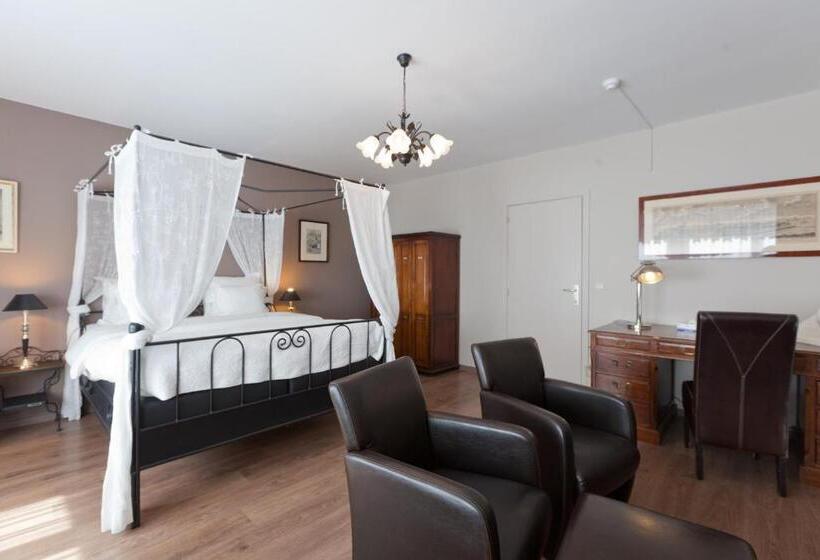 סוויטת ג'וניור, De Hofkamers