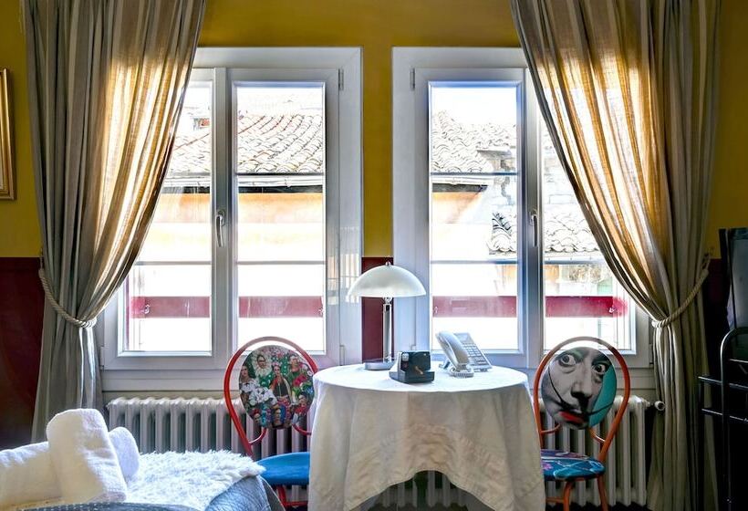 수피리어 트리플 룸, Des Artistes