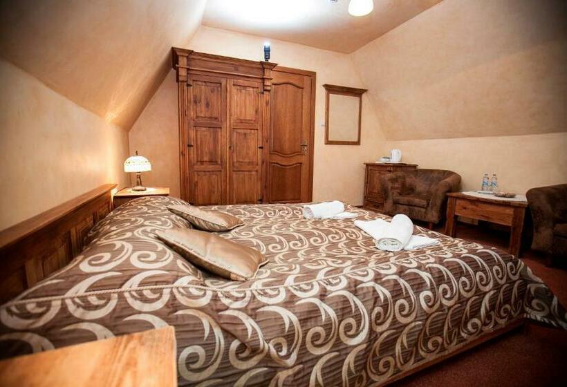 اتاق لوکس, Dwor Karolowka