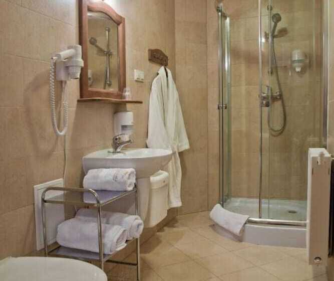 اتاق استاندارد سه نفره, Dwor Karolowka