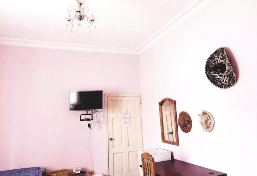 اتاق استاندارد سه نفره, Travellers Inn