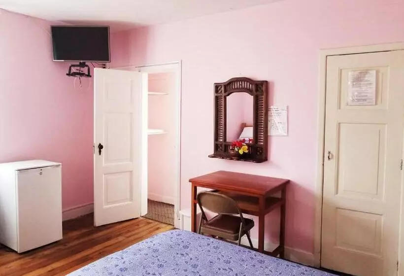 اتاق استاندارد سه نفره, Travellers Inn
