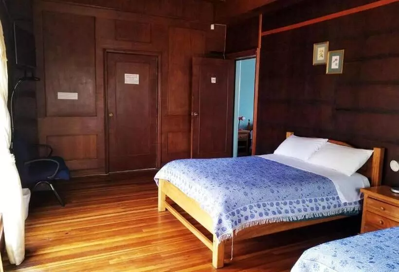 اتاق استاندارد سه نفره, Travellers Inn