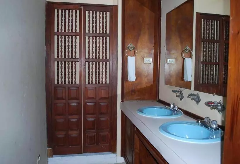 اتاق استاندارد چهار تخته, Travellers Inn