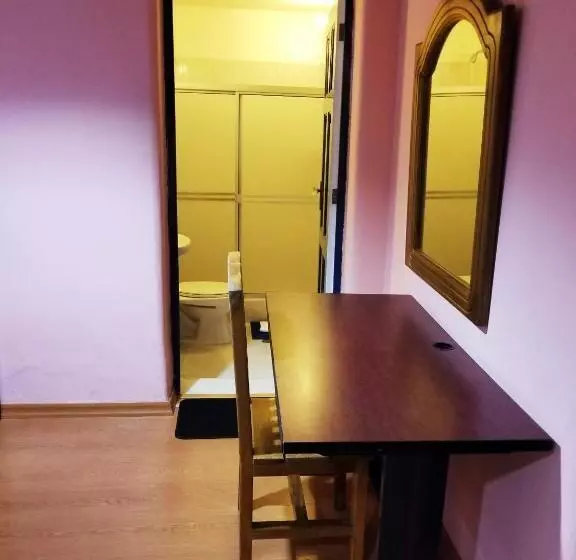 اتاق استاندارد چهار تخته, Travellers Inn