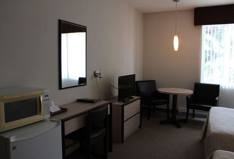 带2个双人床的标准工作室, Motel Capri Et Suites