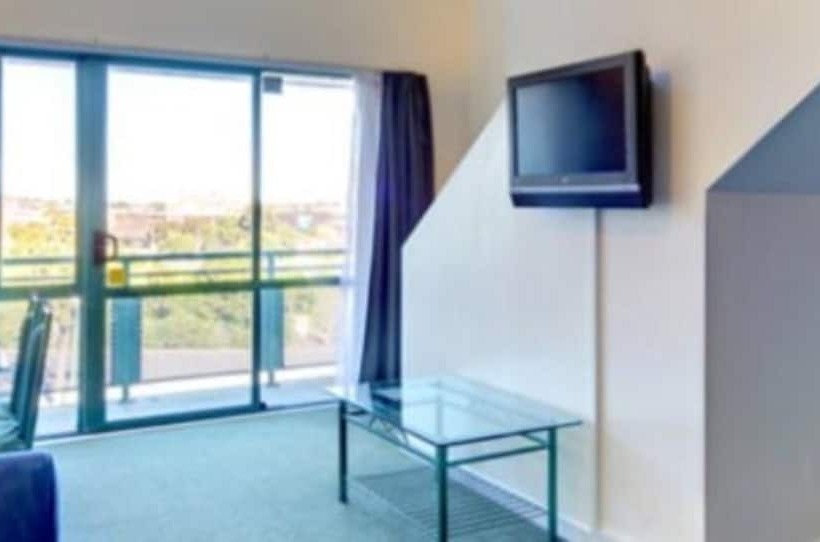 家庭间, Rayland Motel