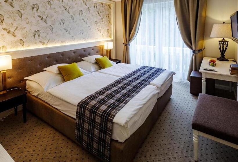 جناح, Villa Medici Hotel & Restaurant