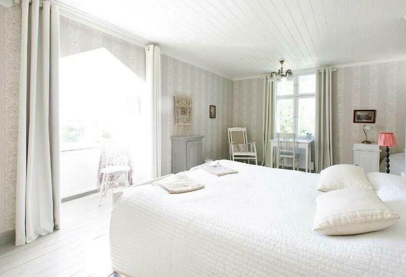 Family Room Shared Bathroom, Tammiston Bed&breakfast