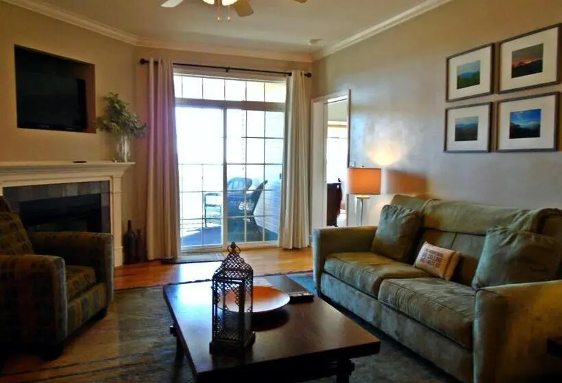 ２ベッドルームアパートメント, Klonteska Condominiums By Vci Real Estate Services