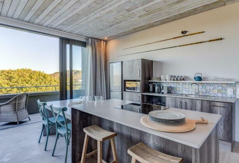 غرفة عائلية, The Quarter Deck