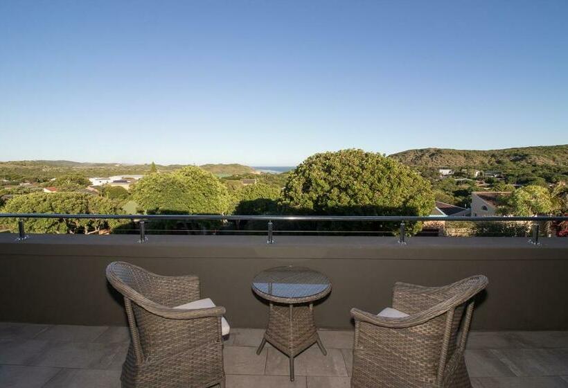 غرفة عائلية, The Quarter Deck