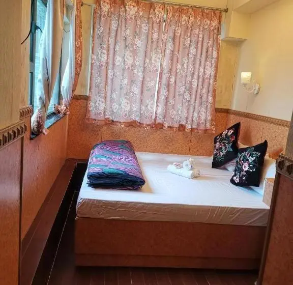 اتاق اکونومی, Toronto Guest House