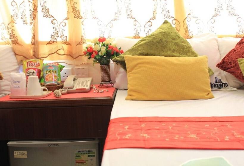 اتاق خانوادگی, Toronto Guest House