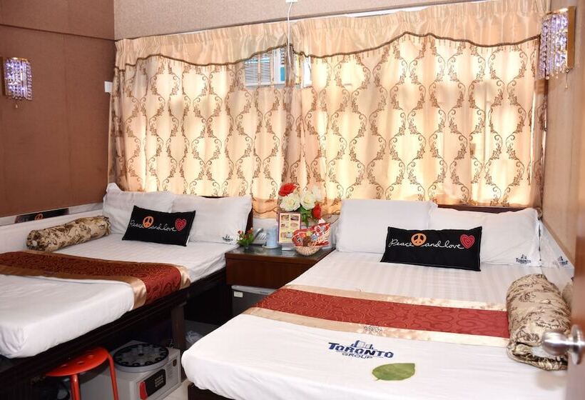 اتاق خانوادگی, Toronto Guest House