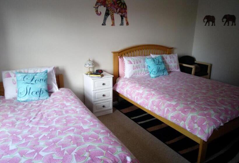 חדר משפחתי, The River House