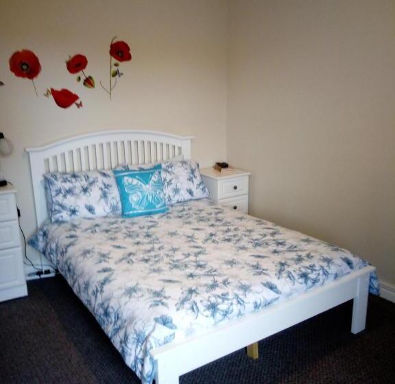 חדר אקונומי, The River House