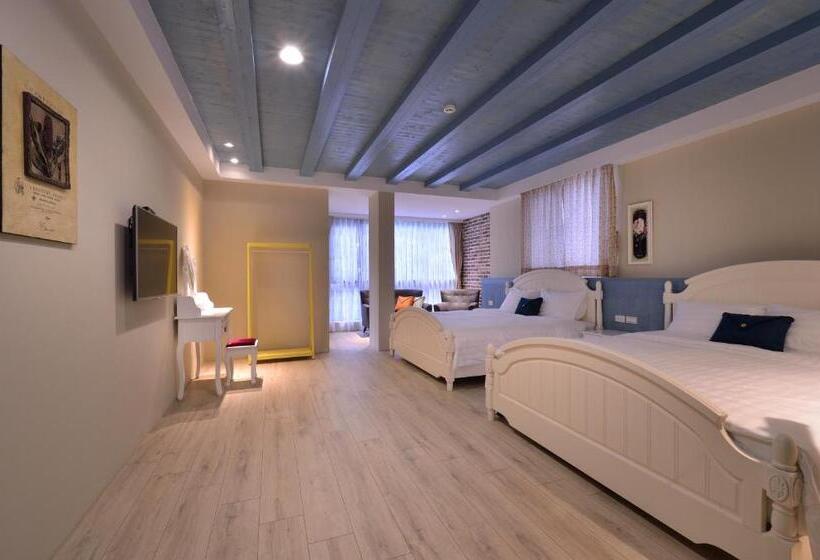 اتاق لوکس چهار تخته, Sunshine B&b