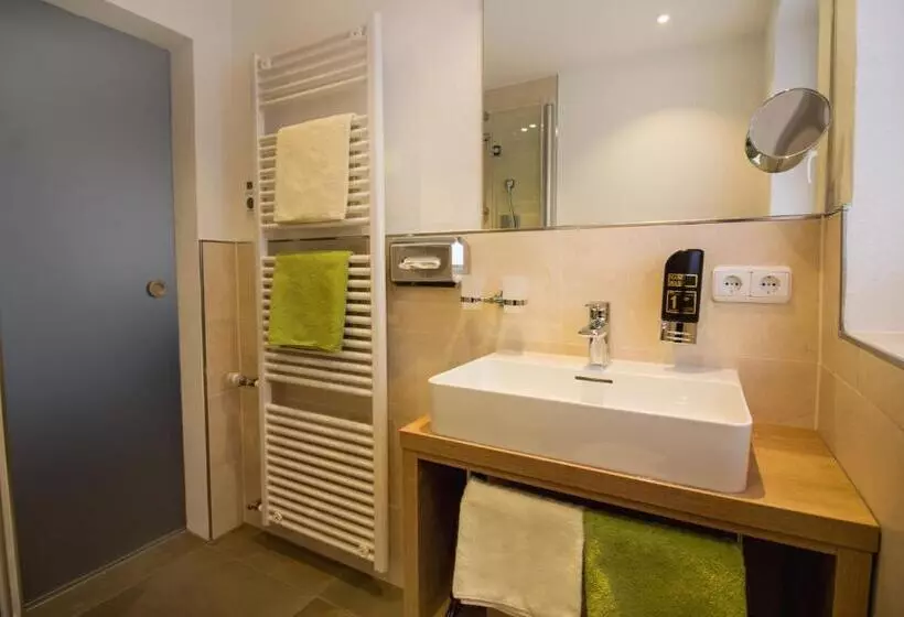 اتاق استاندارد با بالکن, Alp Inn