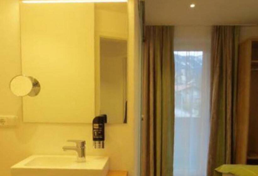 Camera Familiare, Alp Inn