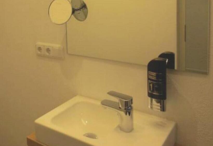 Camera Familiare, Alp Inn