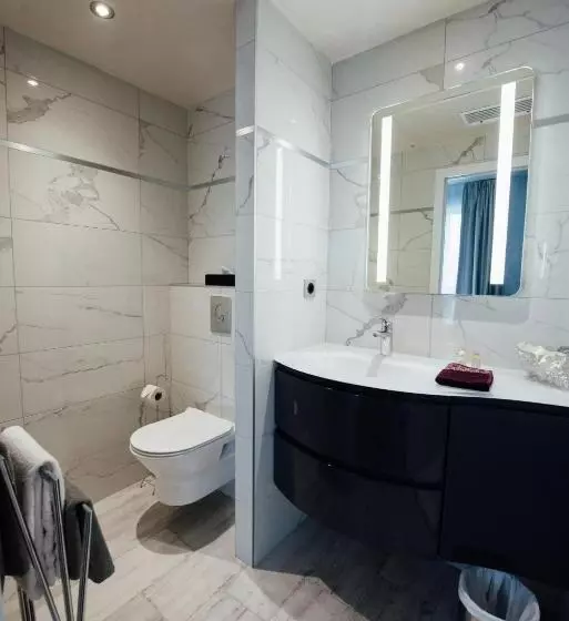 اتاق استاندارد با وان آب گرم, Amirauté