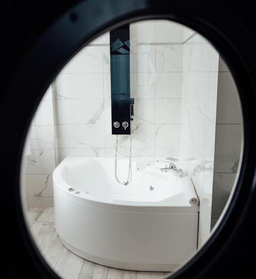 스탠다드 자쿠지 룸, Amirauté