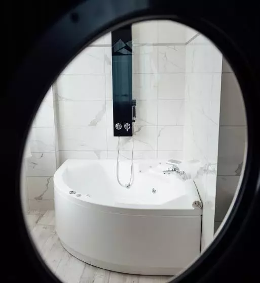 اتاق استاندارد با وان آب گرم, Amirauté