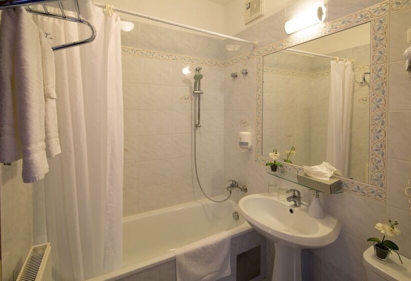 חדר סטנדרט, Fonte