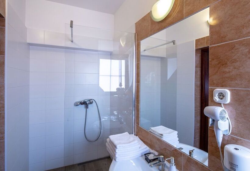 חדר סטנדרט, Fonte