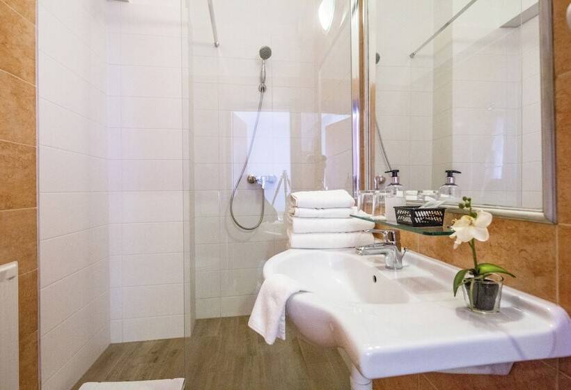 חדר סופריור, Fonte