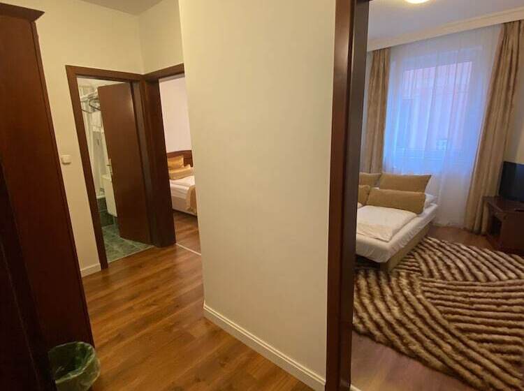 חדר משפחתי, Fonte