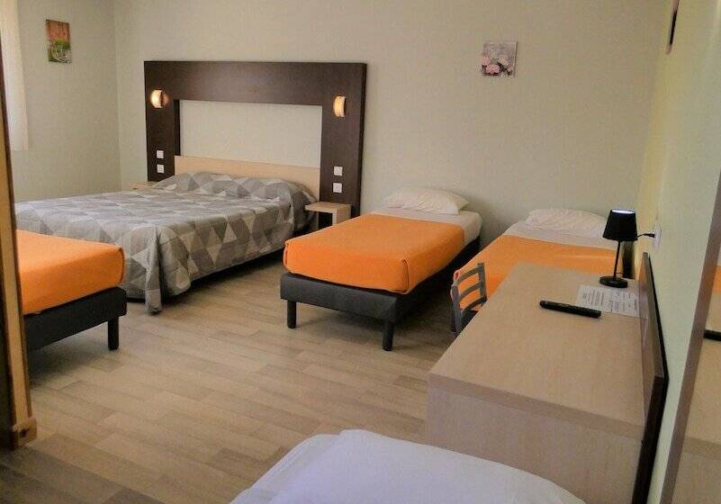 חדר משפחתי, Hôtel Azur Saint Junien Cit