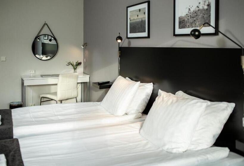 غرفة قياسية, L Solhem Park