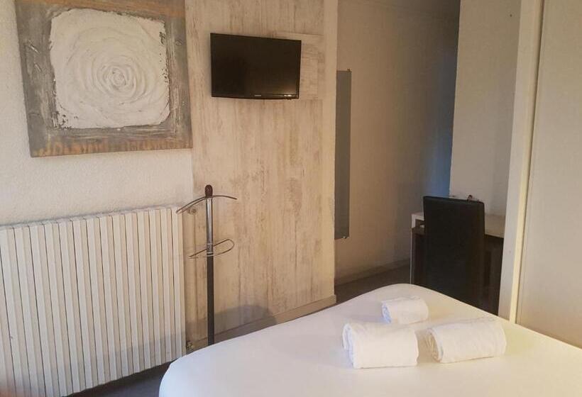 Номер Стандарт Трехместный, Logis Hôtel Restaurant Les Charmettes
