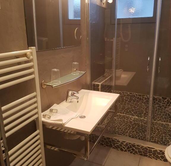Номер Стандарт Трехместный, Logis Hôtel Restaurant Les Charmettes