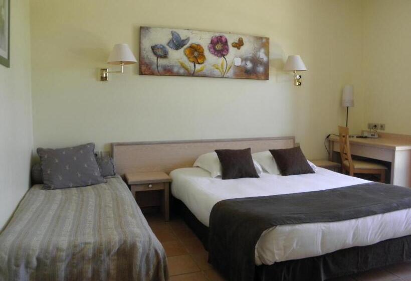 스탠다드 트리플 룸 테라스, Logis Hôtel Restaurant Le Mas De Mon Père