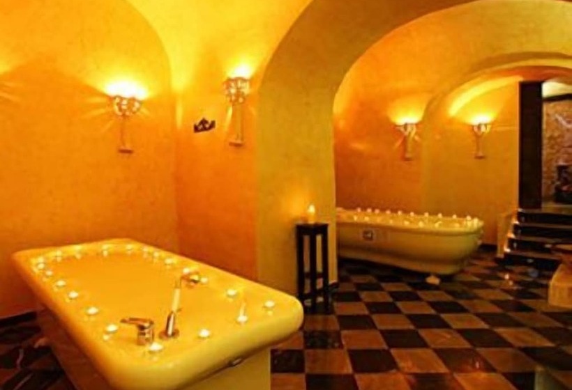 חדר סופריור, Zamek Na Skale