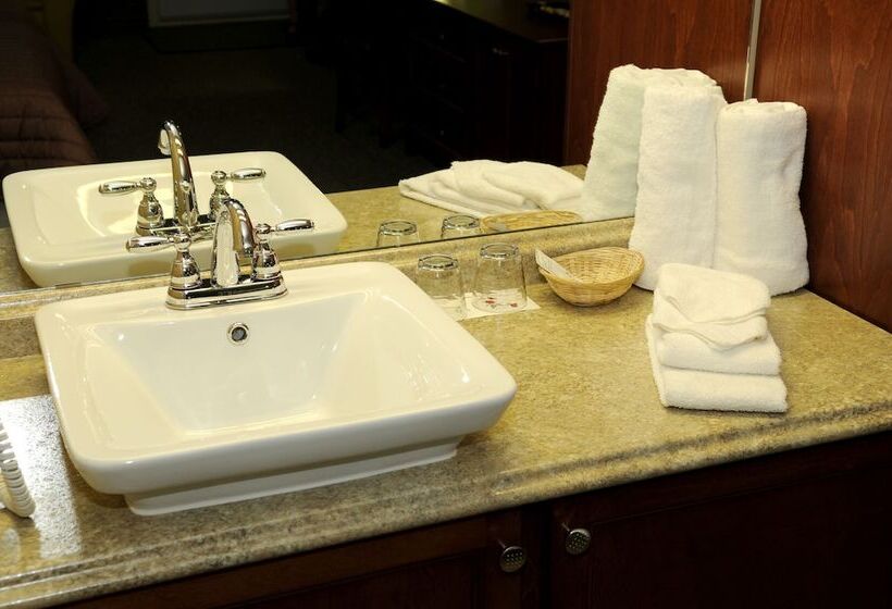 جناح جونيور, Motel Drummond