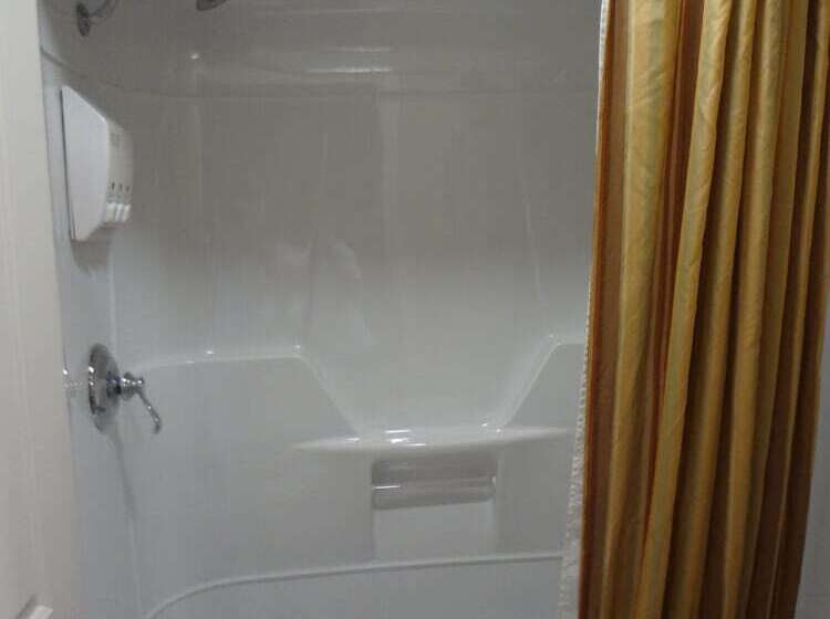 جناح جونيور, Motel Drummond