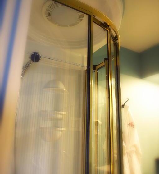 جناح, Motel Drummond