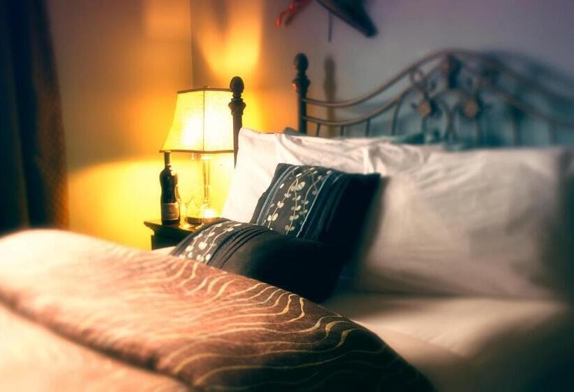 جناح, Motel Drummond