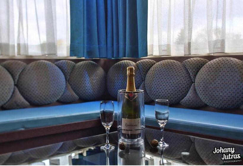 سوئیت با وان آب گرم, Motel Drummond