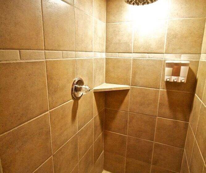 جناح, Motel Drummond