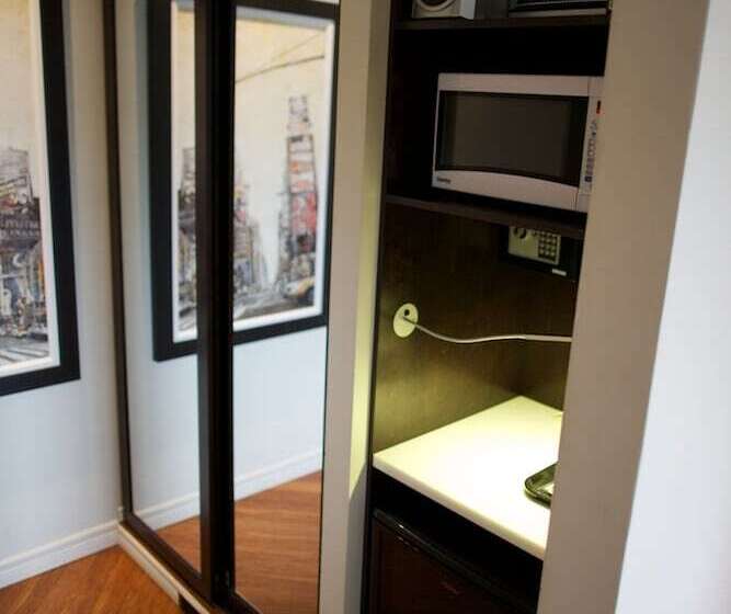 جناح, Motel Drummond