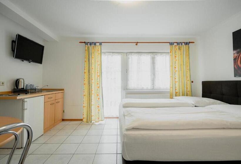 Standard Neljän Hengen Huone, Park Hotel & Gästehaus Rust