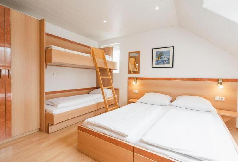 Standard Neljän Hengen Huone, Park Hotel & Gästehaus Rust